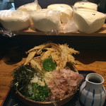 大地のうどん - カウンター席の上にも熟成中のうどん玉