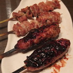 とり鉄 - 串打ち焼き：つくねとせせり。