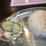 アーンドラ・ダバ - 小サラダとライス