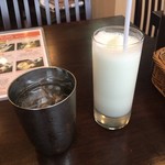 アーンドラ・ダバ - ラッシー付き