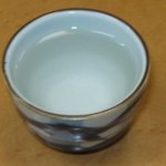 立飲処　花 - 清酒、毎日来ていると言う常連さんに一杯いただきました。