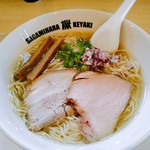 Sagamihara 欅 - 塩らーめん ７５０円＋大盛１００円  ホロホロの豚バラチャーシューと歯応えが割とある肩ロースチャーシューはまあまあの大きさと厚みがあります。他太くて柔らかめのメンマと青葱、紫玉葱。