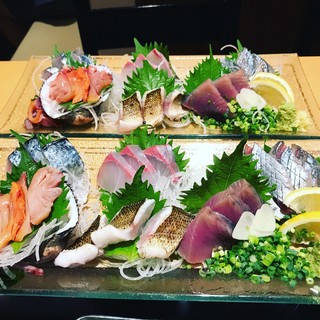 Fresh fish from the market caught in the morning and transported by air, carefully selected by the owner's younger brother, a Kyushu broker.