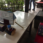 そば処 湧水 - 外のテーブル席２