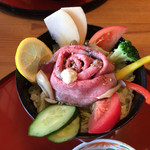 Kappou Wakazushi - ローストビーフ丼のアップ