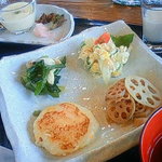 Tamagono Ashiato - 日替わりランチの惣菜４種アップ写真