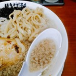 博多中洲屋台 鈴木ラーメン店 - さっぱり清湯スープに大量の背脂。切り刃８番のかなりの太麺。