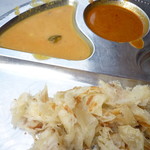 Nasi Kandar Pelita - ひと口サイズにカットされた生地は極薄の層が重なり、カレーソースが絡む！