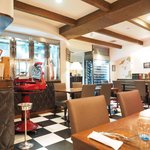 キッチャーノ - 店内のテーブル席の風景です