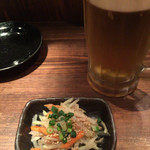 沖縄料理かじまやー - お通し(青パパイヤのサラダ)&生ビール