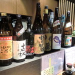 倉敷地下酒場 天友 - 並ぶ焼酎たち