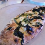 チーロ - コットとほうれん草、プロヴォローネチーズ、モッツァレラチーズの復活祭のピッツァ