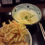 丸亀製麺 - かき揚げ、かしわ天、えび天のセルフ天丼と釜玉うどん