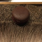 ラチュレ - アミューズ１：鹿の血・マカロン・ブーダンノワール