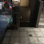 ラチュレ - お店は地下一階