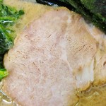 ラーメン六角家 - チャーシューは脂身が少なくしっかり食感。