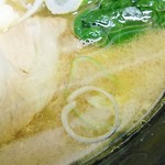 横浜家系らーめん 雷家 - 鶏油たっぷりのスープ。