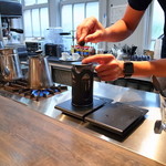 コーヒーボーイ - 目の前でプレス中、仄かに漂う臭気が心地良し