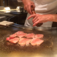 銀座のステーキ 銀座中央店 - 鉄板で焼くステーキは最高です。