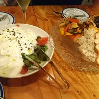W Yokohama The Wine Hall - サラダには、メレンゲクリームみたいなドレッシングがたっぷり乗ってました。美味しかったです。
                前菜4種盛り合わせは、ラタトゥイユなどです。