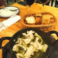 W Yokohama The Wine Hall - アヒージョとバケット