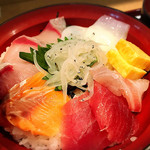 和久良 - この日の海鮮丼 1,000円 マグロ、わらさ、鯛、イカ、白魚など新鮮なお刺身が盛りだくさん！！
