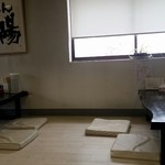 太陽 - 小上がり座敷席
      2×2が3つでしょうか？