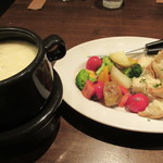 トライシクルカフェ - 野菜を食べるチーズフォンデュ　　by  冬の花火