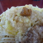 がっつり食堂ドカメン - 野菜の上に背脂チャッチャ☆