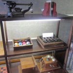 メインダイニングルーム - 当時の珍しい資料がズラリ！