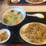 周香港飯店 - 2017年9月。Aランチ800円。ワンタンスープと半チャーハン。