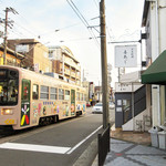 喜あじ - 阪堺電車の右に袖看板。姫松駅近く(2017.8月)