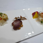 中国料理 北京 - 前菜（・秋鮭のマリネ・サツマイモとプチトマトのキンモクセイ風味・チャーシュー・野菜の湯葉巻き・白菜の甘酢漬け・海老の葱生姜ソース）　　　