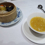 中国料理 北京 - 点心と上海蟹味噌入りフカヒレスープ