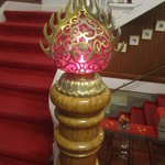 メインダイニングルーム - 階段の赤いランプ