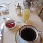 メインダイニングルーム - グレープフルーツジュースとコーヒー