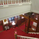 メインダイニングルーム - ３Ｆから２Ｆのメインダイニングを臨む