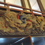 メインダイニングルーム - 誰が作ったかも謎の回転扉の上の装飾