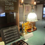 メインダイニングルーム - フロントのランプも明治２０年製