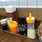 お店のスープに合わせたシンプルな薬味類