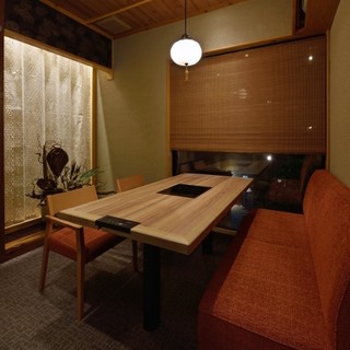 Enjoy a comfortable passage of time in an elaborately designed modern Japanese ``completely private room.''