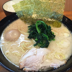 横浜家系 九ツ家 - 9がつく日の限定価格
味玉醤油ラーメン（中盛）700円
平日ランチタイム無料の小ライス