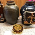 和知万酒店 - カウンター前焼酎の壺