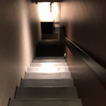 ラ ペ - 地下への店内へ続く階段。