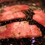 Yougan Yakiniku Gyuubi - 上カルビを焼いてるところ♪