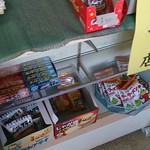 川西商店 - レジ脇のお菓子たち