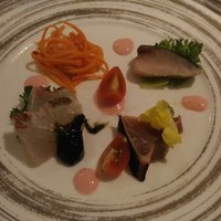 フォーシーズン - 鳴門鯛のマリネと鰆の炙り、鰹のたたきとキャロットラペ