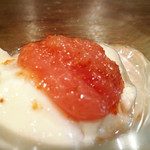 山のごはんよもぎ - （2017年9月）杏仁豆腐
      口に入れた瞬間に杏仁がガツンと来るタイプではなく…
      しばらくしてジワジワと押し寄せてくる杏仁感！
      ついに出会ってしまいました！
      (=´∀｀)人(´∀｀=)♡♡