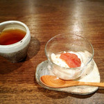 山のごはんよもぎ - （2017年9月）デザート
      杏仁豆腐いちじくのソースと薬草茶
      手作りのいちじくソースは果肉感があって美味しい♪そして…杏仁豆腐。
      ちょっとヤバいですよこれ…((ʘ ʘ)))
      