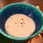 山のごはんよもぎ - （2017年9月）牛蒡とマイタケのスープ
      香りの強い野菜とキノコの組み合わせ。
      主張し合うと思いきや…いい感じに融合♡
      とても美味しいスープです♪